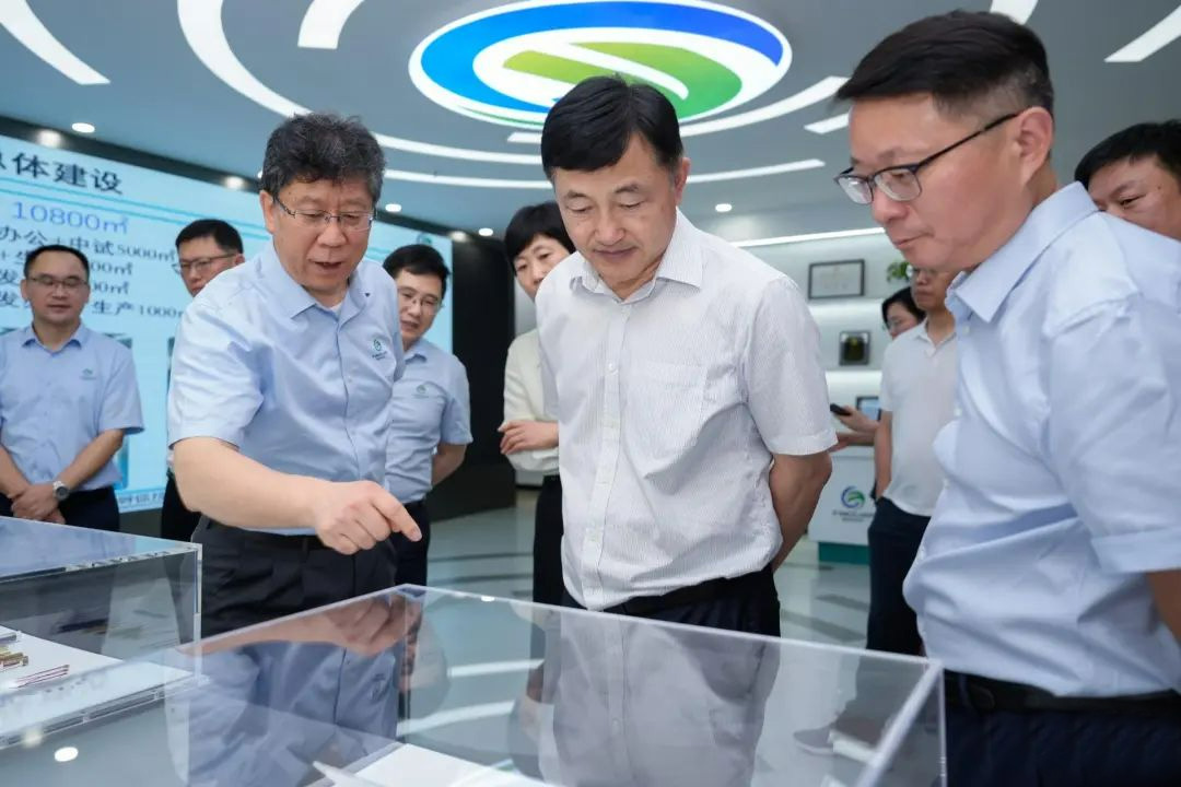 蘇州市吳江區(qū)區(qū)委書(shū)記李銘一行蒞臨隱冠半導(dǎo)體專(zhuān)題調(diào)研